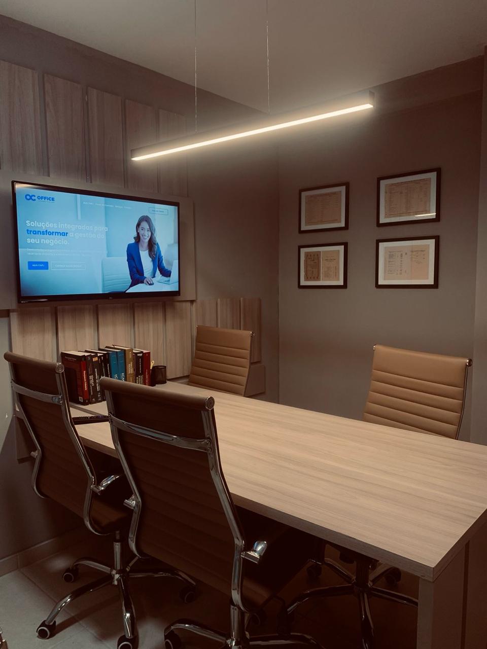 Pessoa sorrindo segurando celular